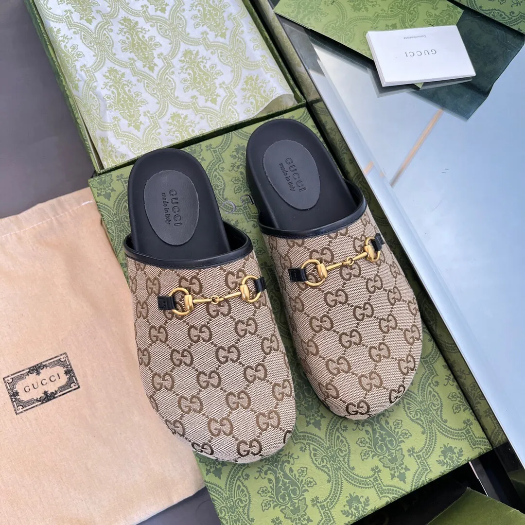 👟👟Ex-factory price 440👟👟 2023 new GuCci unisex couple's mules and toe-cap slippers💑 Synchronized with the official website, the original version is copied one to one, the highest version🆙👏🔥All material details are consistent with YB💪👍 We make goods all year round. Sizes 35-45 A cherished piece of the brand's history, these slippers reinterpret Gucci's equestrian heritage through signature hardware with Clam👟👟 ex-factory price. These slip-on sandals are made of leather and are part of the Gucci Love 👟👟factory arade collection. Cowhide upper, GG classic leather flower accessories, clamp, rubber sole, flat bottom